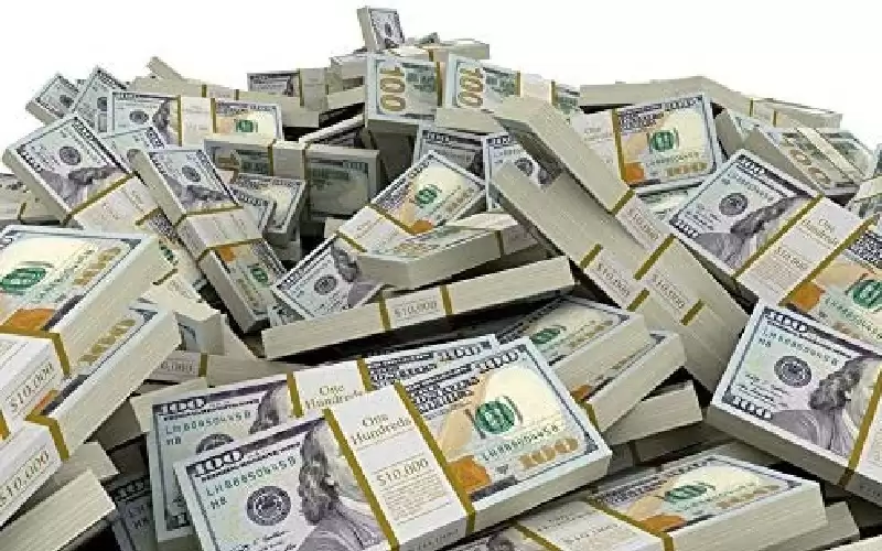 الدولار يواجه أكبر خسارة منذ 14