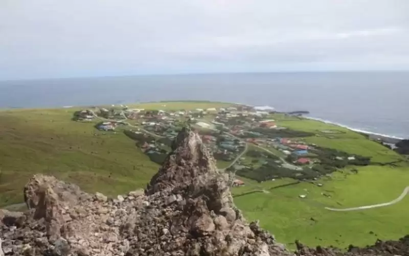 تعيش في أبعد جزيرة نائية في