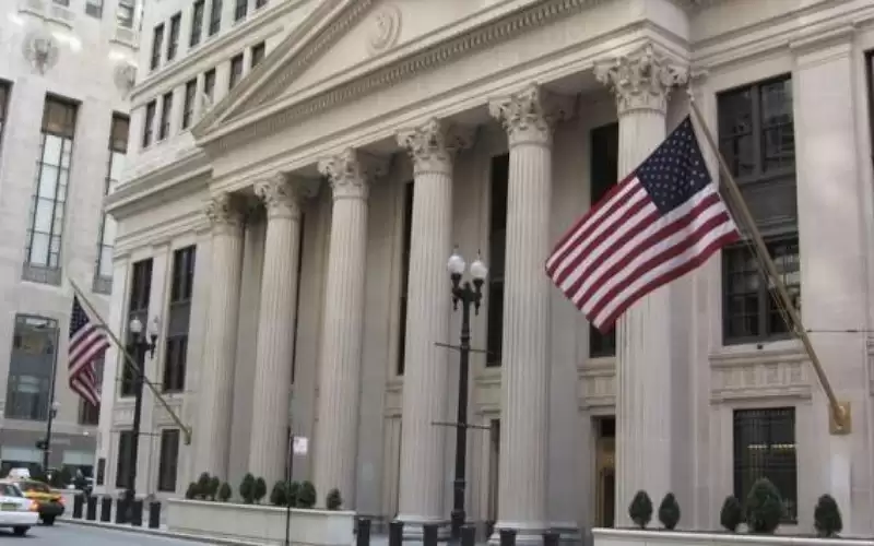 الفيدرالي الأميركي يلمح لتخفيض وتيرة رفع