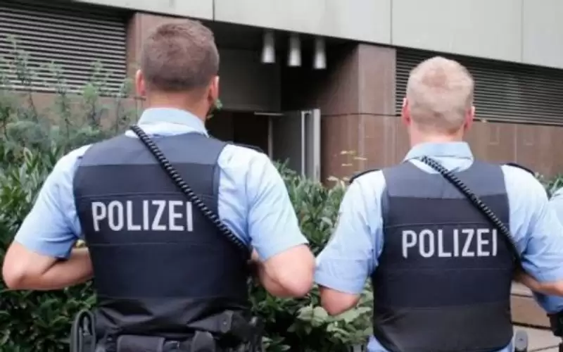 ألمانيا.. لص يختبئ من الشرطة في