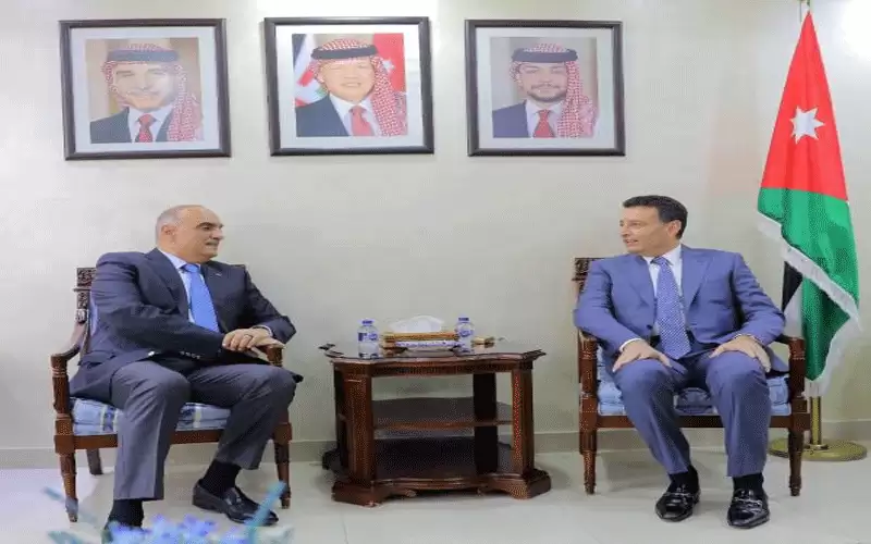 الخصاونة ووفد وزاري في مكتب رئيس