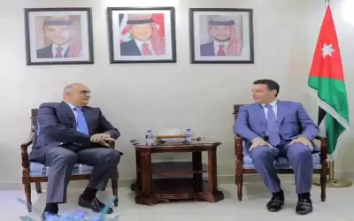 الخصاونة ووفد وزاري في مكتب رئيس