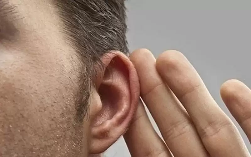 مصاب بفقدان السمع يكتشف سدادة في