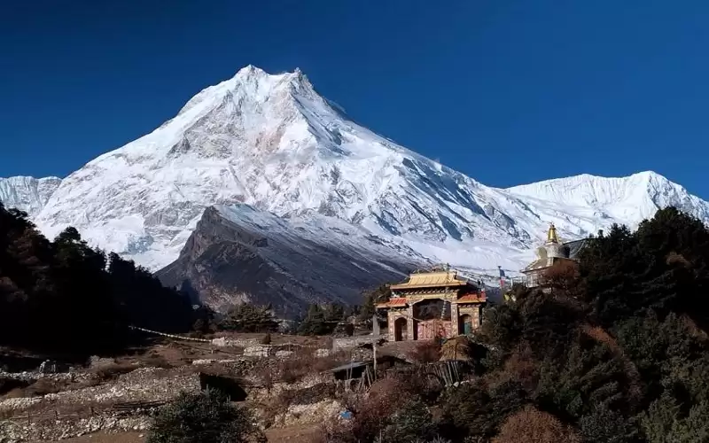 رحالة أردني يقترب من الوصول لقمة