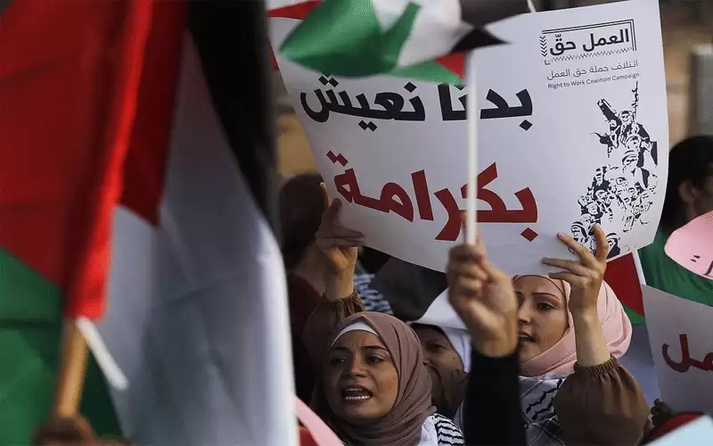 خسارة المدخرات والتغطية الصحية: نقابات المهن