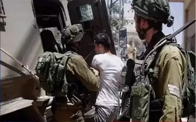 الاحتلال يعتقل فلسطينيا أثناء مروره بمعبر