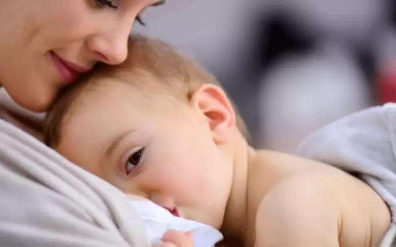 الحكومة: ساعة رضاعة مدفوعة الأجر للمرأة