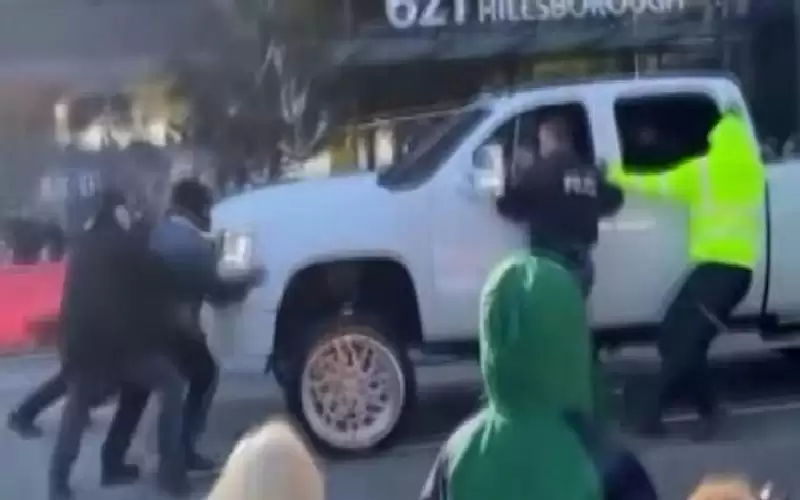 السائق فقد السيطرة عليها.. شاحنة تدهس