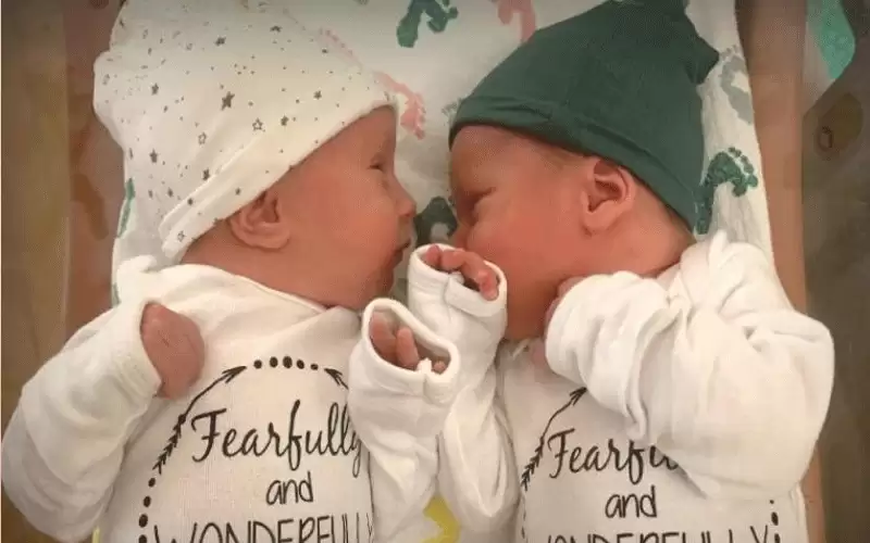 ولادة توأمين من أجنة مجمدة منذ