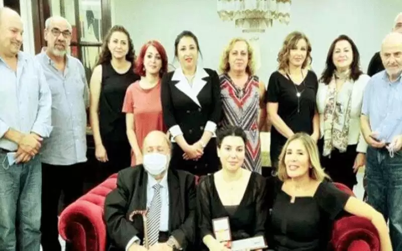 مقهى ثقافي مجاني وصالون أدبي باذخ