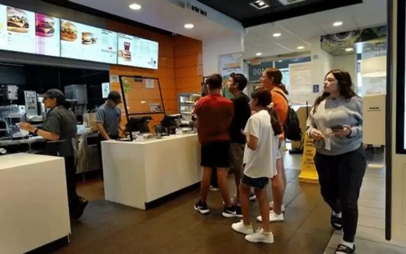 التضخم يلتهم سلاسل الوجبات السريعة.. أزمة