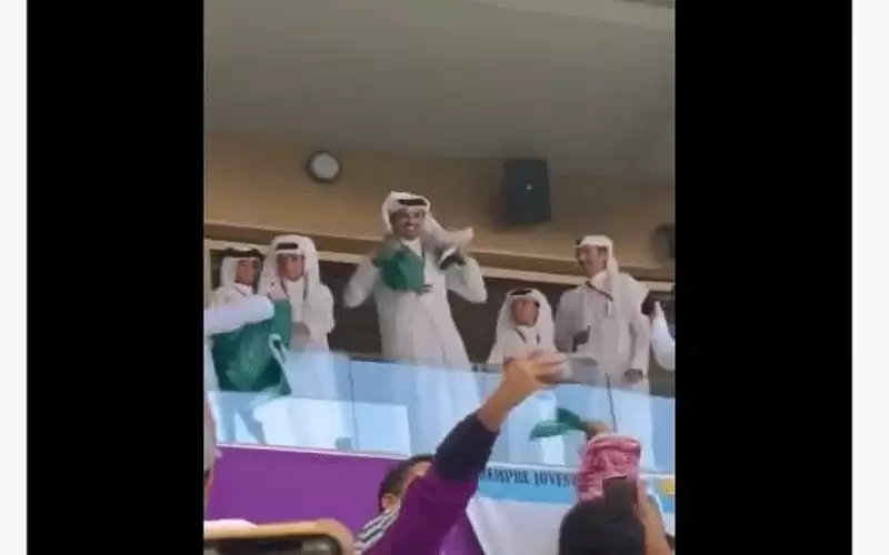 أمير قطر يرفع العلم السعودي احتفالا