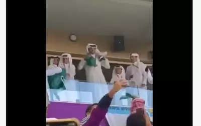 أمير قطر يرفع العلم السعودي احتفالا