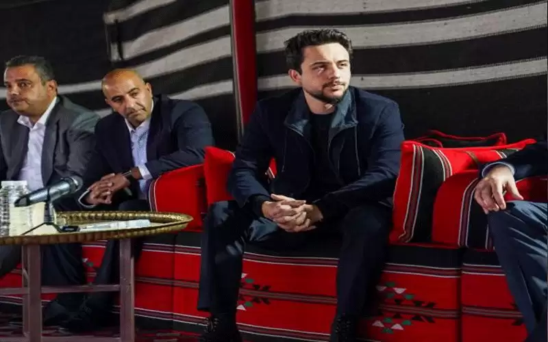 ولي العهد يحاور شبابا ناشطين بالبادية