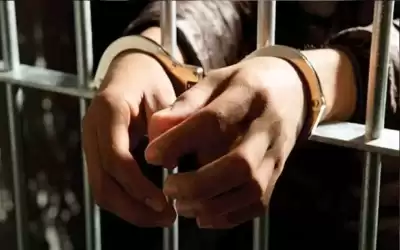 الابن تاجر ومتعاطي.. أردني يسلم ابنه