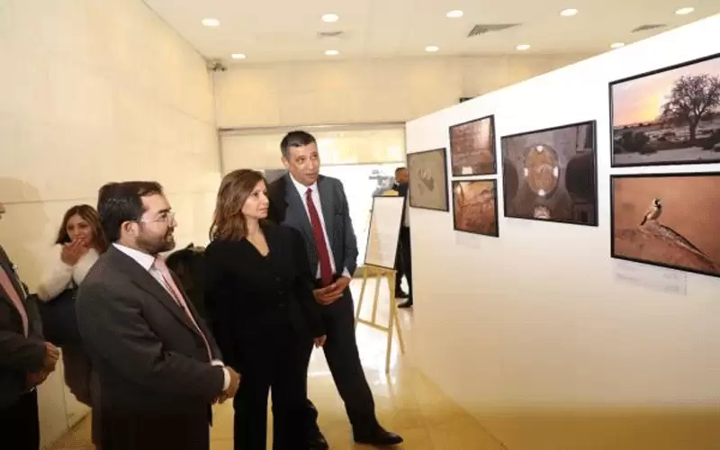 الأميرة دانا فراس تفتتح معرض صور