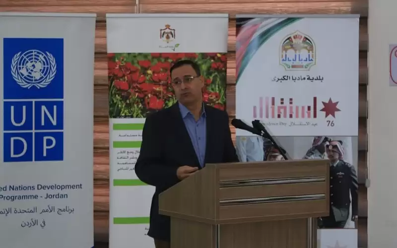 رئيس بلدية مأدبا يفتتح مشروعا في