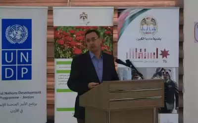 رئيس بلدية مأدبا يفتتح مشروعا في
