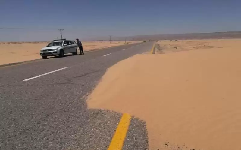 سقوط حمولة شاحنة على طريق وادي