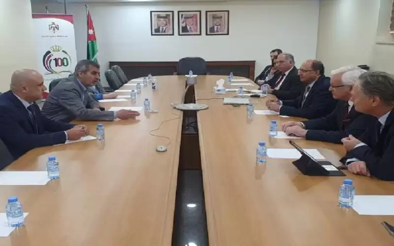 الخرابشة يدعو لربط كهربائي يزود أوروبا