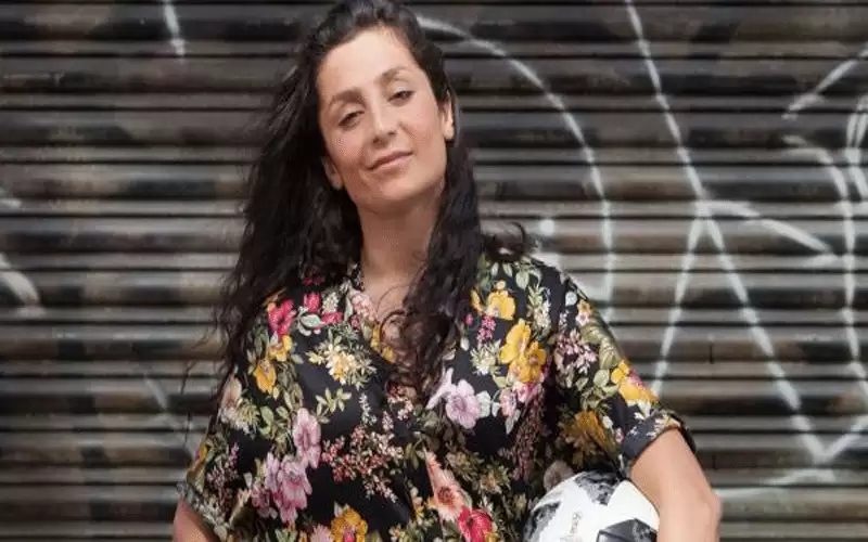 أتاها نعي والدتها على الهواء أثناء