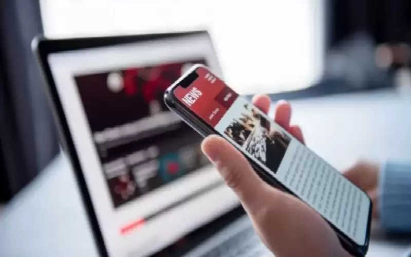 السهر لقراءة الأخبار السيئة على الهاتف..