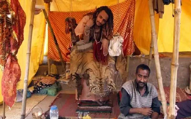 رجل من طائفة باباس يقف لمدة