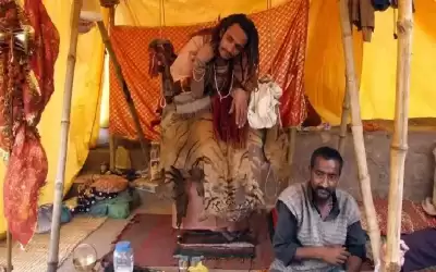 رجل من طائفة باباس يقف لمدة