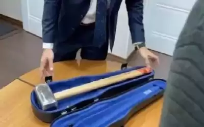 مطرقة ملطخة بالدماء.. هدية غريبة من