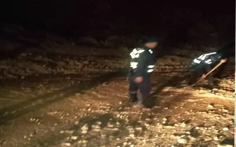 تجمع للحجار يعيق حركة السير على