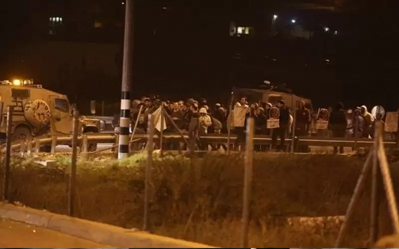 مستوطن يطلق النار على آخر لاعتقاده