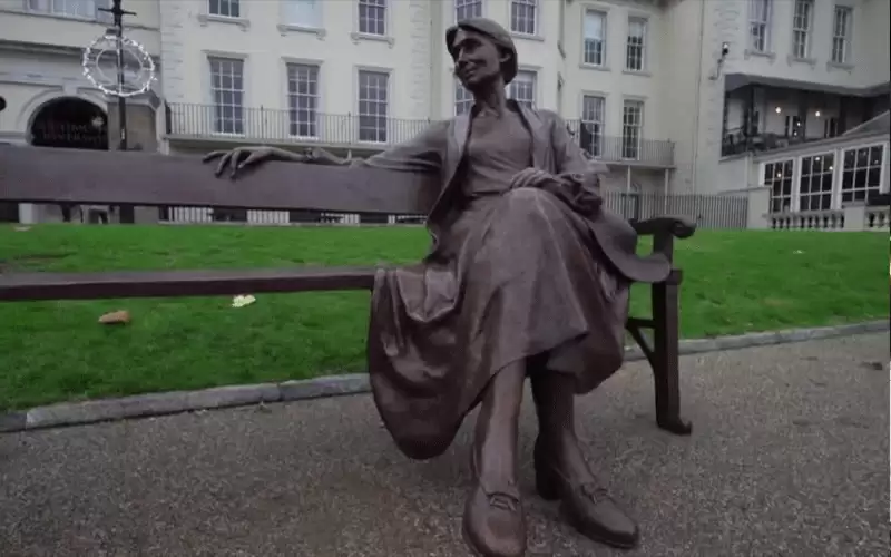 فيرجينيا وولف تبتسم للعابرين على ضفة