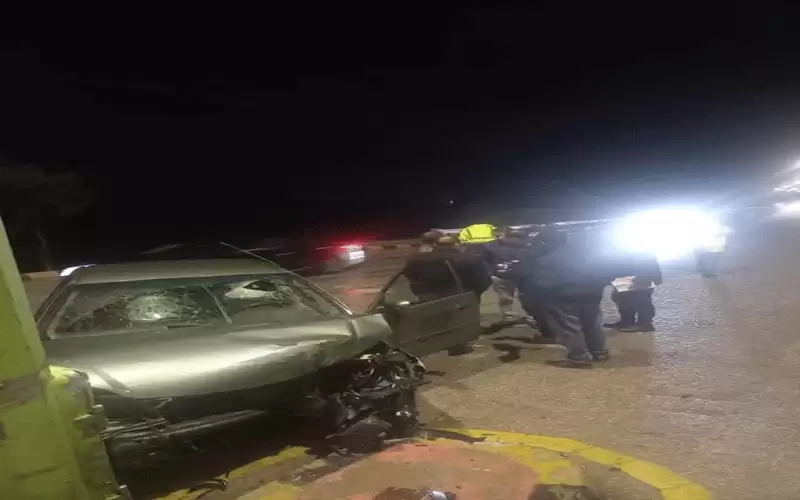 سقوط عمود كهرباء على مركبة في