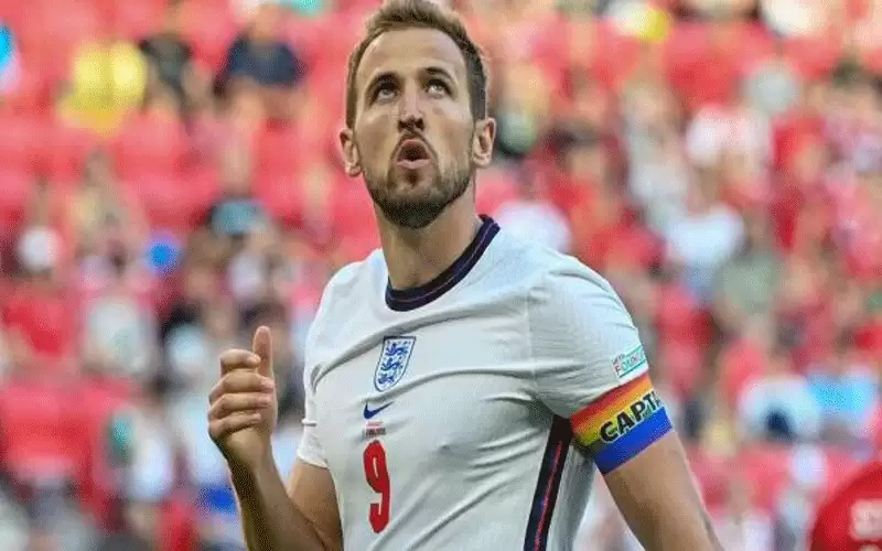 إنجلترا ترد على حظر شارة المثليين