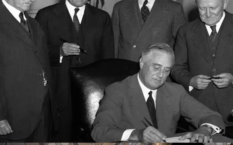 الرئيس الأميركي روزفلت يأخذ بيد أعدائه