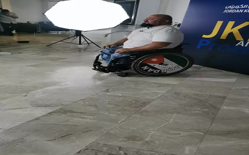 (الأردني الكويتي) يوزع الملابس على طلاب