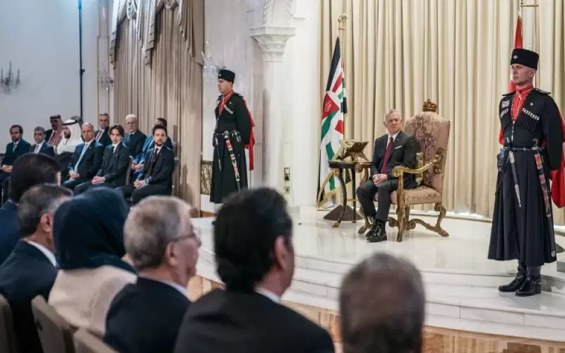 الملك يستمع إلى ردي مجلسي الأعيان