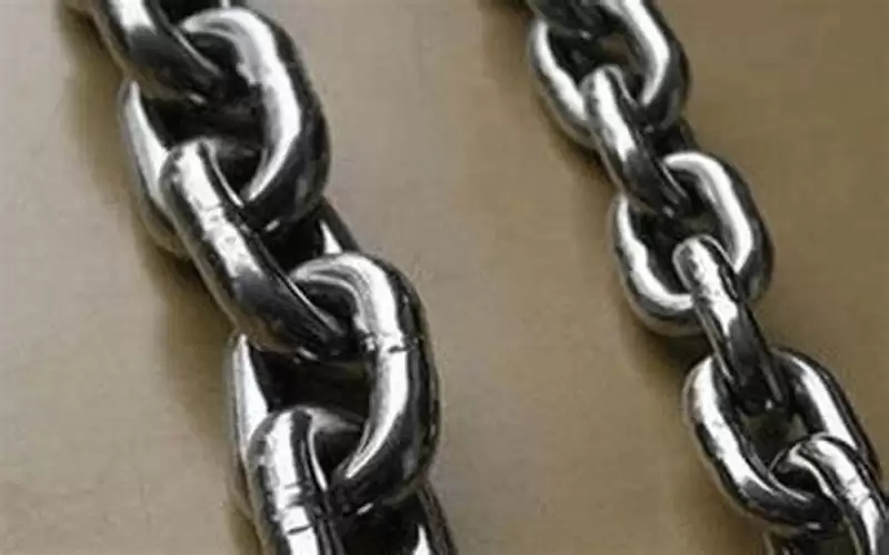 طالب يعتدي على مدير مدرسته بجنزير