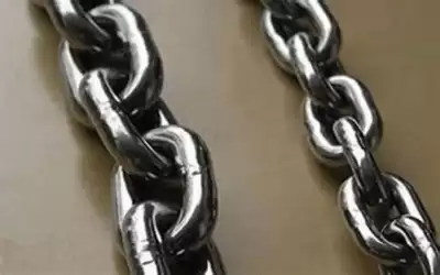 طالب يعتدي على مدير مدرسته بجنزير