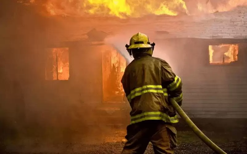 إصابة 4 أشخاص إثر حريق اندلع