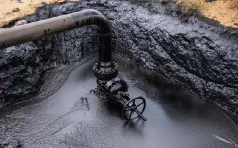 النفط ينخفض لأدنى مستوى منذ 11