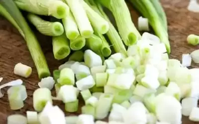 البصل الأخضر.. كنز من الفوائد الصحية