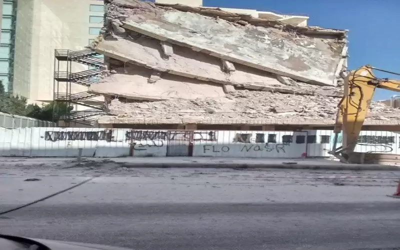 الأمانة تزيل مبنى في الشميساني