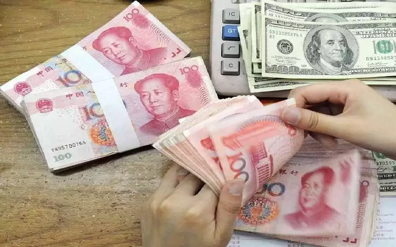 الدولار يرتفع واليوان يهبط مع تأثير