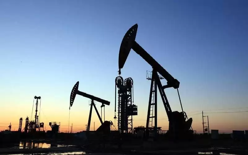 النفط يهبط أكثر من دولارين مع