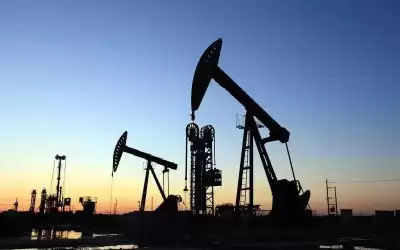 النفط يهبط أكثر من دولارين مع
