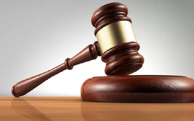 والدة طالب تدفع رسوما لمدرسة لم