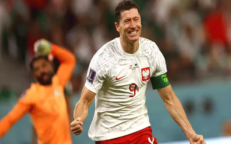 هدية من ليفاندوفسكي لمشجع السعودية الذي