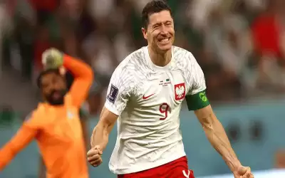 هدية من ليفاندوفسكي لمشجع السعودية الذي