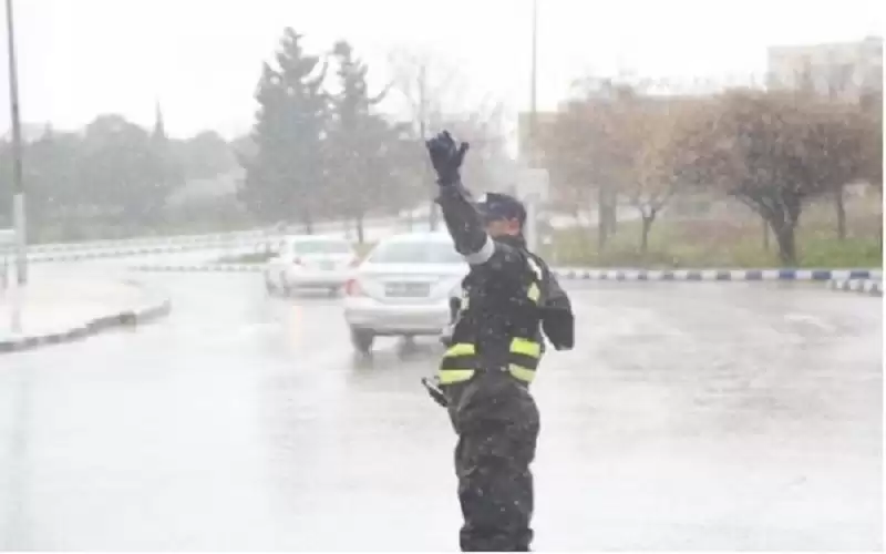 الأمن يحذر من خطر الانزلاق وتشكل